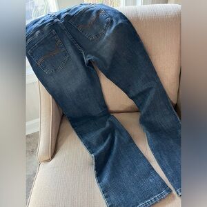 7x34 size and are Wrangler Mid-Rise Boot Cut jeans in dark blue